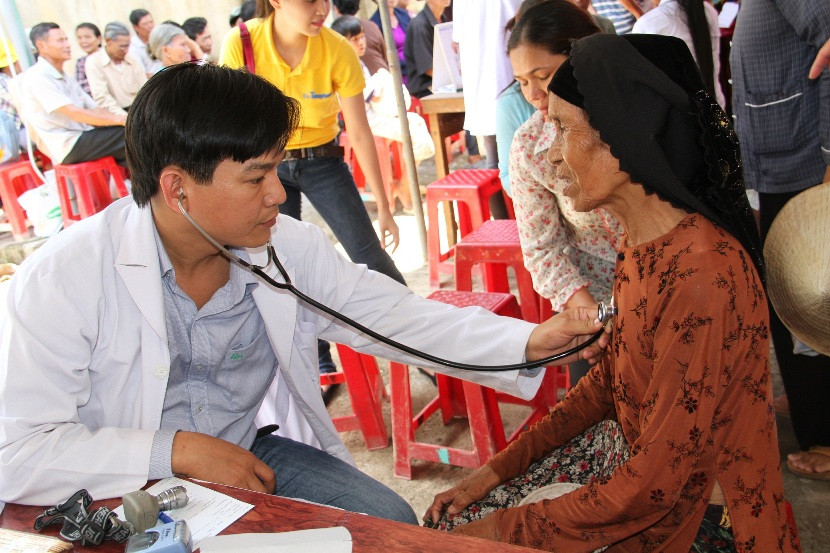 Bác sĩ Phan Dzư Lê Lợi đang khám cho người dân