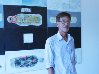 Họa sĩ Nguyễn Quân và tác phẩm triển lãm sử dụng chất liệu tranh làng Sình (Huế) Ảnh: N.M.Hà