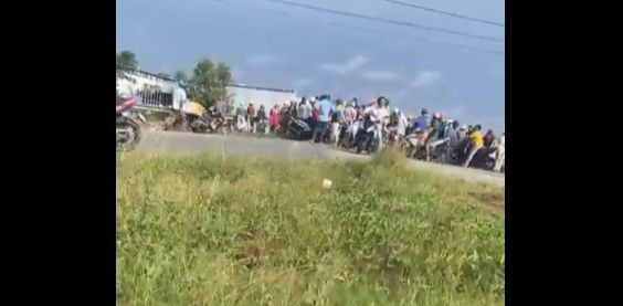 Rất đông người dân hiếu kỳ đến hiện trường theo dõi vụ việc.