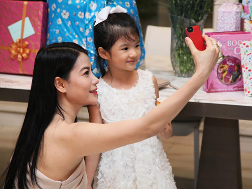 Ngọc Ánh và con gái . Ngọc Ánh và con gái