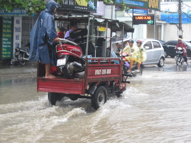 Mỗi lượt qua đoạn đường ngập phải trả 30.000-40.000 đồng/người, xe máy/lượt