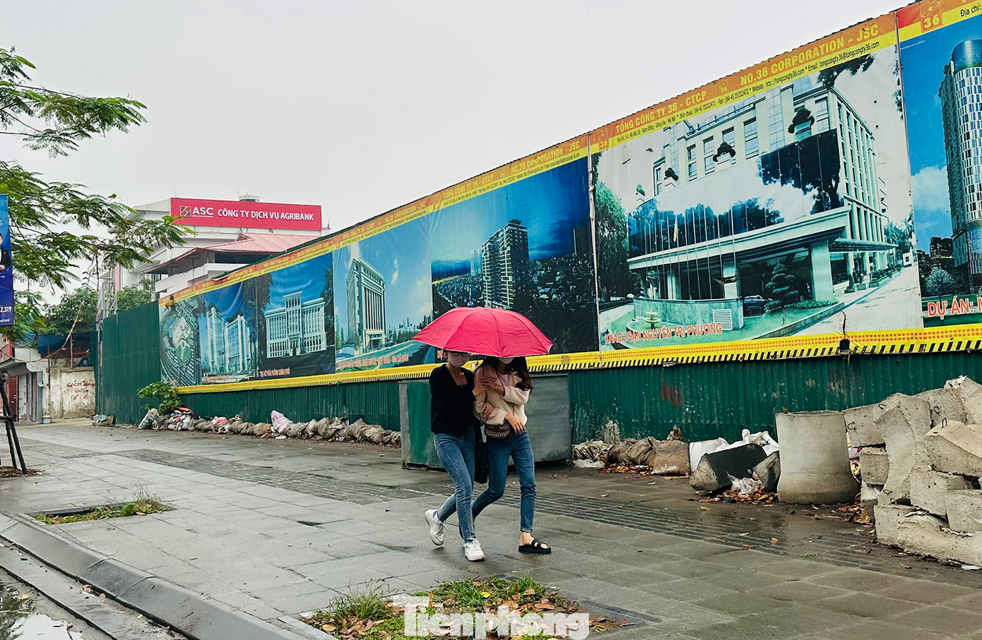 Trên đường Chùa Bộc trời có chút mưa nhỏ.