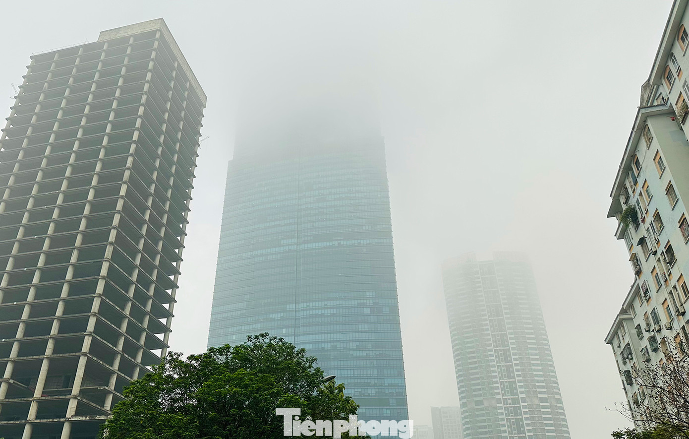 Tòa nhà Keangnam 72 tầng (đường Phạm Hùng, Nam Từ Liêm) cao 336 m, một trong những tòa nhà cao nhất tại Hà Nội khuất sau lớp sương dày.