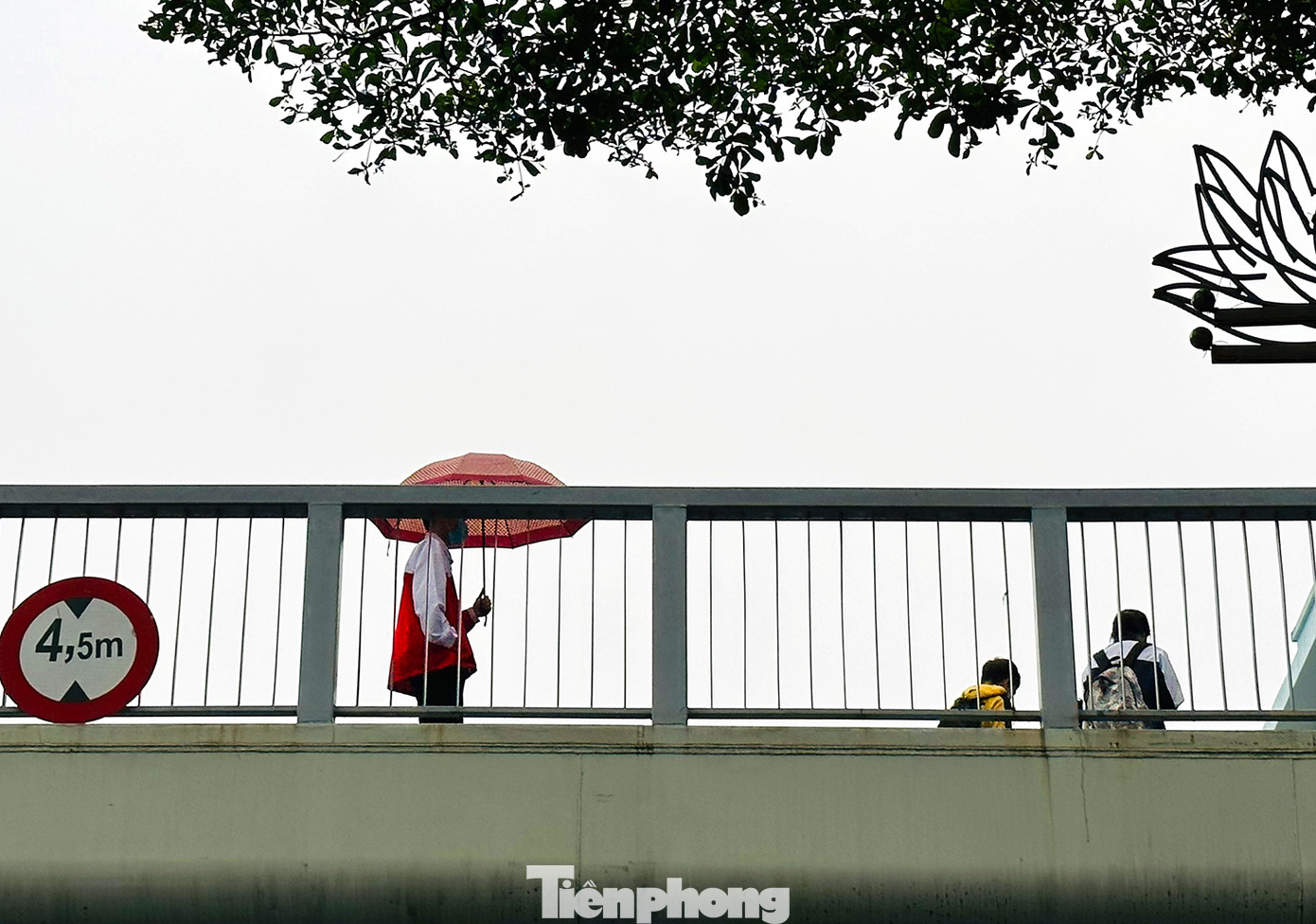 Người dân đi qua cầu vượt đi bộ Tây Sơn.