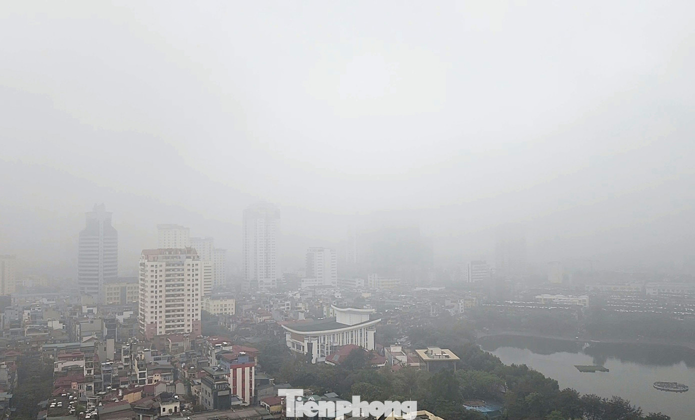 Toàn cảnh hồ Thành Công chìm trong sương mù dày đặc khuất tầm nhìn.