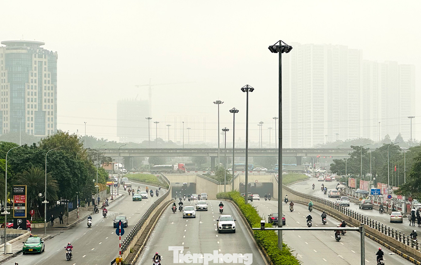 Đường hầm hướng Đại lộ Thăng Long tầm nhìn hạn chế, phương tiện phải bật đèn sương mù để đảm bảo an toàn.