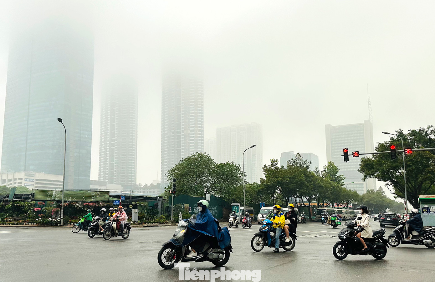 Hà Nội hôm nay cũng có mưa nhỏ, mưa phùn và sương mù vào buổi sáng, nền nhiệt tăng nhanh với cao nhất ở mức 25 độ và đêm se lạnh 20-21 độ.