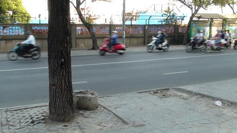 Anh dân phòng phản ánh sự việc với phóng viên