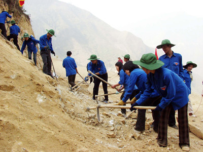 Thanh niên tình nguyện phá núi mở đường. Ảnh: Hồng Vĩnh. Thanh niên tình nguyện phá núi mở đường Ảnh: Hồng Vĩnh