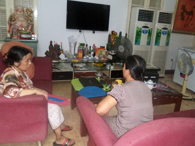 Bệnh nhân Tằng (trái) đang phải quạt bằng tay