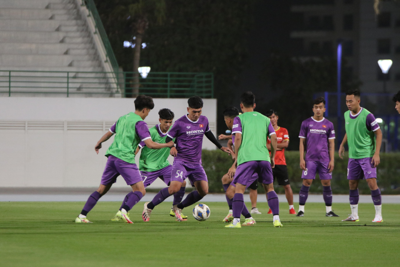 Thời điểm này, thời tiết tại UAE cũng rất dễ chịu, cộng thêm điều kiện sân bãi lý tưởng nên đã mang đến tinh thần hứng khởi cho toàn đội.