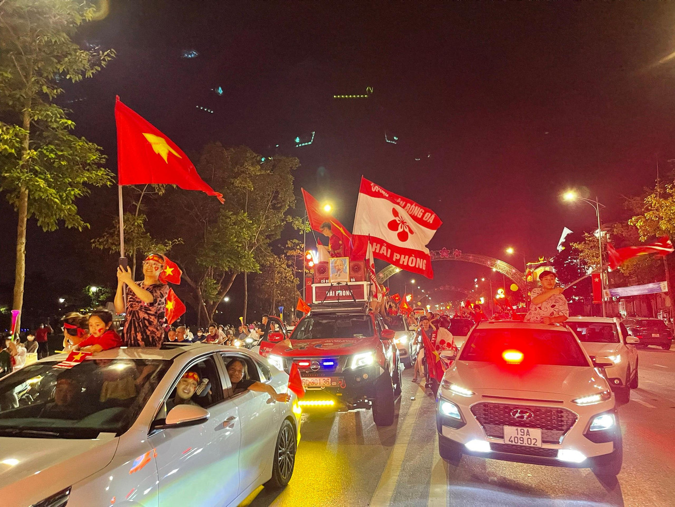 Nửa đêm, bầu không khí vẫn rất náo nhiệt.