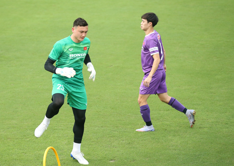 Thông thường, các thủ môn sẽ tập riêng với HLV thay vì khởi động cùng toàn đội. Tuy nhiên, với ông Rogers, các thủ môn Văn Lâm, Tuyên Quang, Tuấn Mạnh cũng phải chạy chỗ, tranh chấp bóng, cầm bóng và phải chuyền bóng như bất cứ cầu thủ nào trên sân. Thông thường, các thủ môn sẽ tập riêng với HLV thay vì khởi động cùng toàn đội. Tuy nhiên, với ông Rogers, các thủ môn Văn Lâm, Tuyên Quang, Tuấn Mạnh cũng phải chạy chỗ, tranh chấp bóng, cầm bóng và phải chuyền bóng như bất cứ cầu thủ nào trên sân.