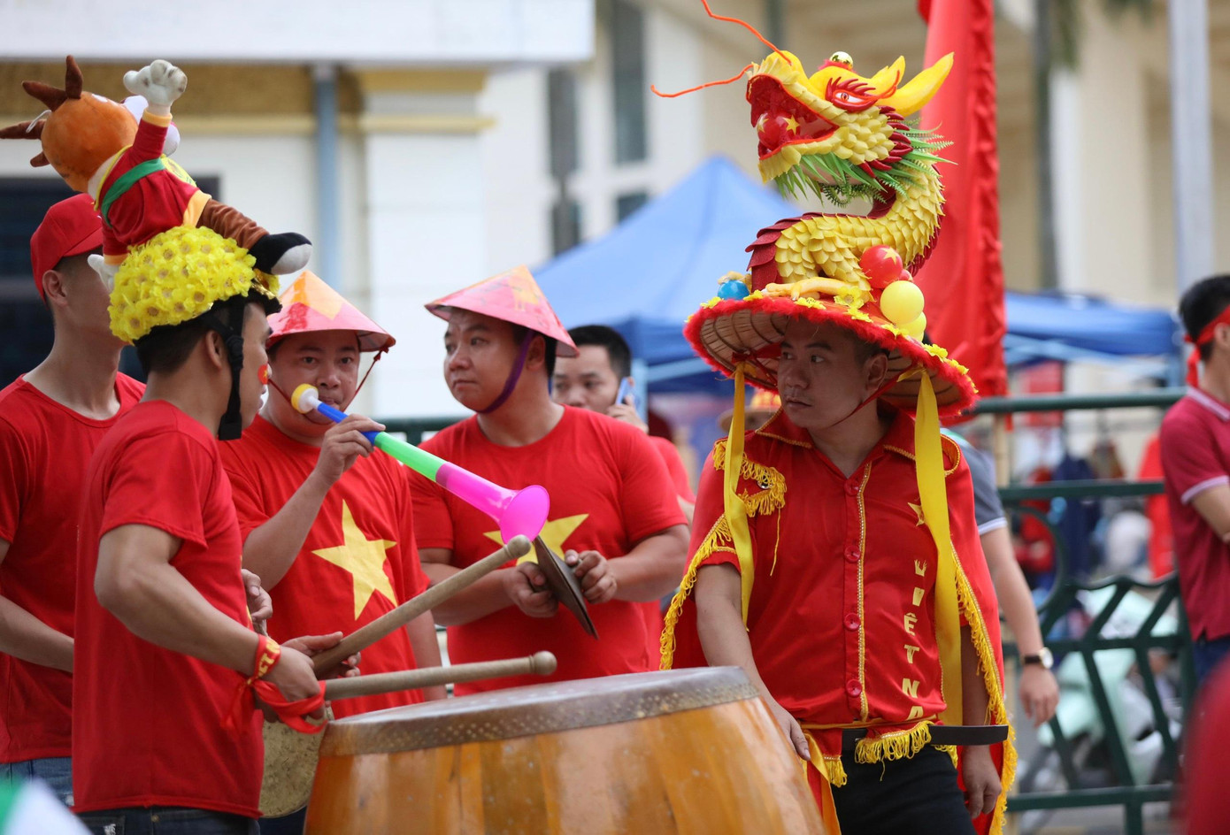 Ở vòng bảng, U23 Việt Nam thi đấu không thực sự thuyết phục. Dù vậy, chúng ta vẫn giành ngôi đầu bảng khá dễ dàng nhờ sự tỏa sáng đúng lúc của bộ 3 quá tuổi Hùng Dũng, Hoàng Đức và Tiến Linh.