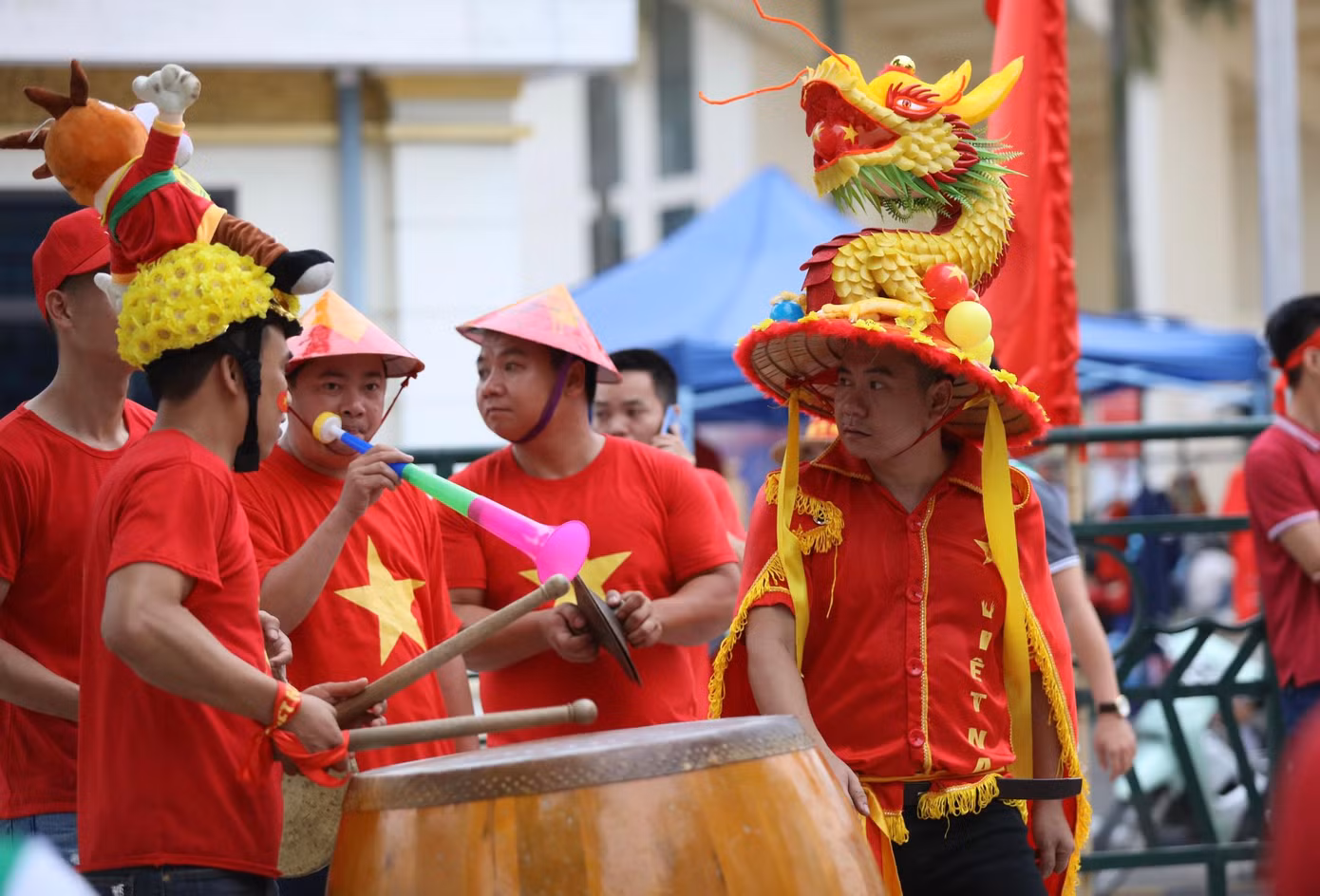 Ở vòng bảng, U23 Việt Nam thi đấu không thực sự thuyết phục. Dù vậy, chúng ta vẫn giành ngôi đầu bảng khá dễ dàng nhờ sự tỏa sáng đúng lúc của bộ 3 quá tuổi Hùng Dũng, Hoàng Đức và Tiến Linh.