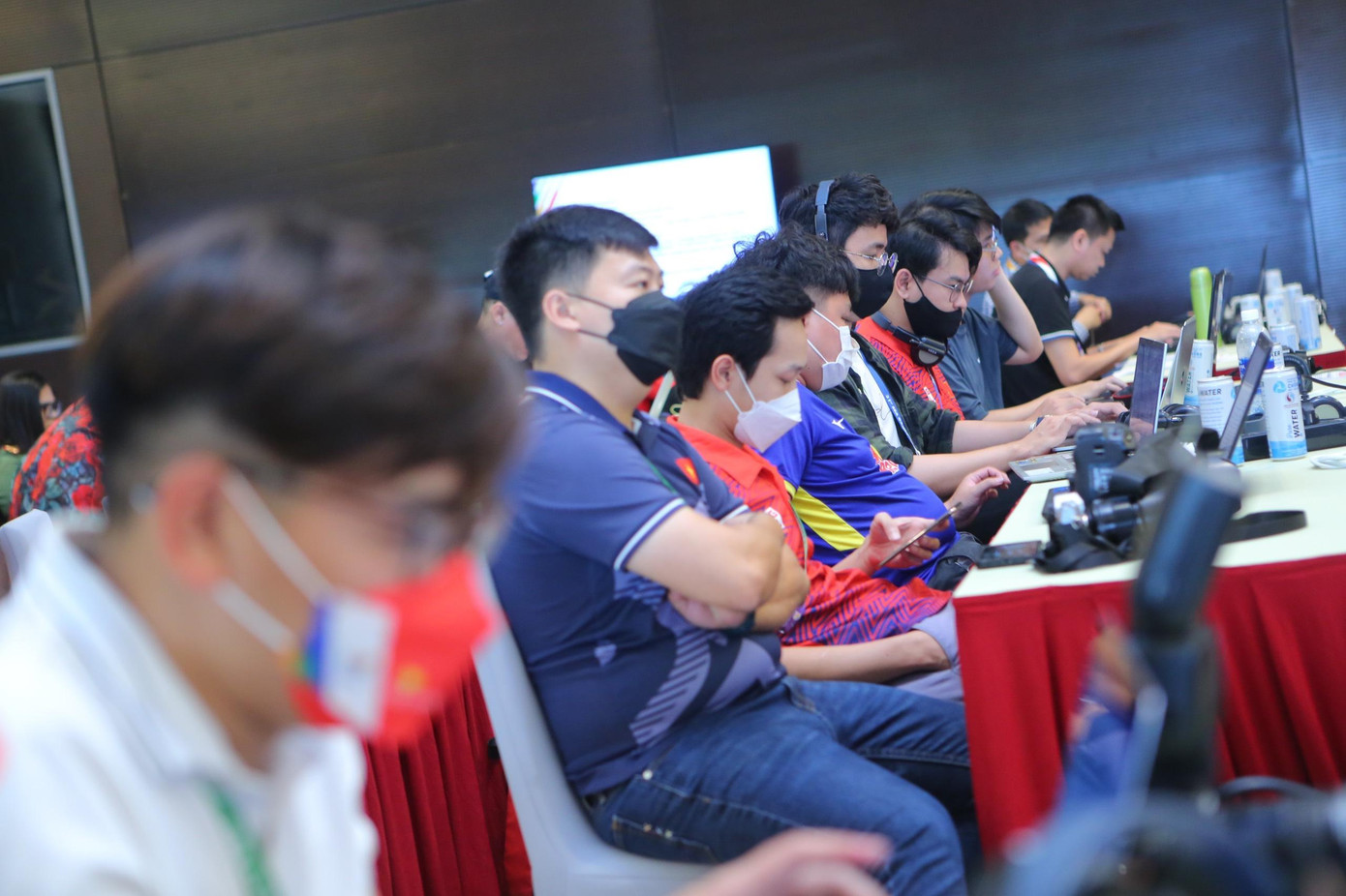 Khu vực dành cho phóng viên viết, phóng viên ảnh và phòng họp báo được bố trí bàn ghế, 6 màn hình nhỏ và 2 màn hình lớn xung quanh để giúp các đội ngũ truyền thông có thêm thông tin trong quá trình tác nghiệp.