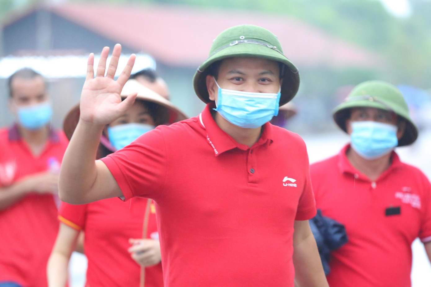 Nhiều CĐV đã đội mưa để đến xem trực tiếp trận đấu của U23 Việt Nam.