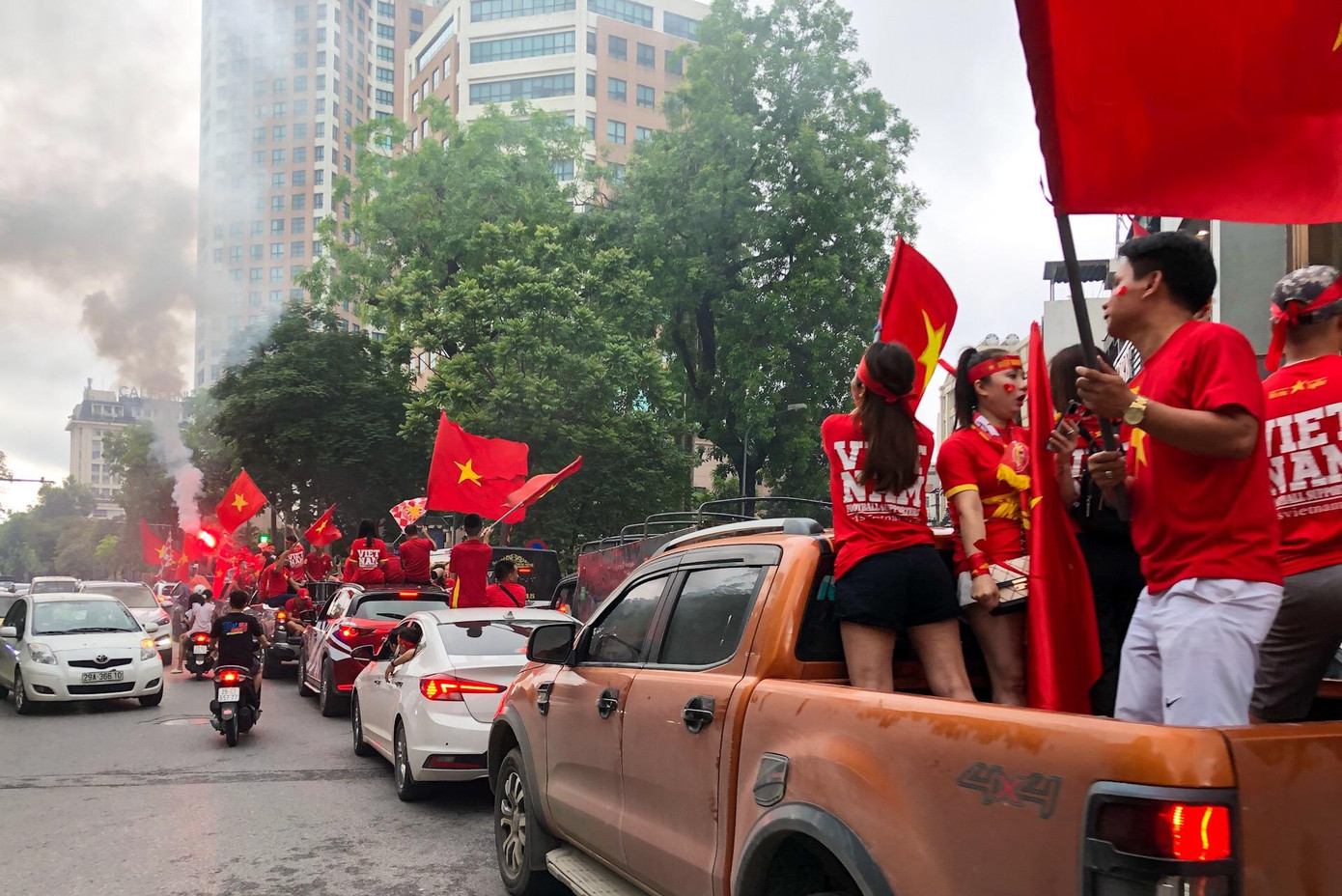 Ngay từ rất sớm, hàng vạn người đã đổ về sân Mỹ Đình tiếp lửa cho U23 Việt Nam trong hành trình bảo vệ HCV.