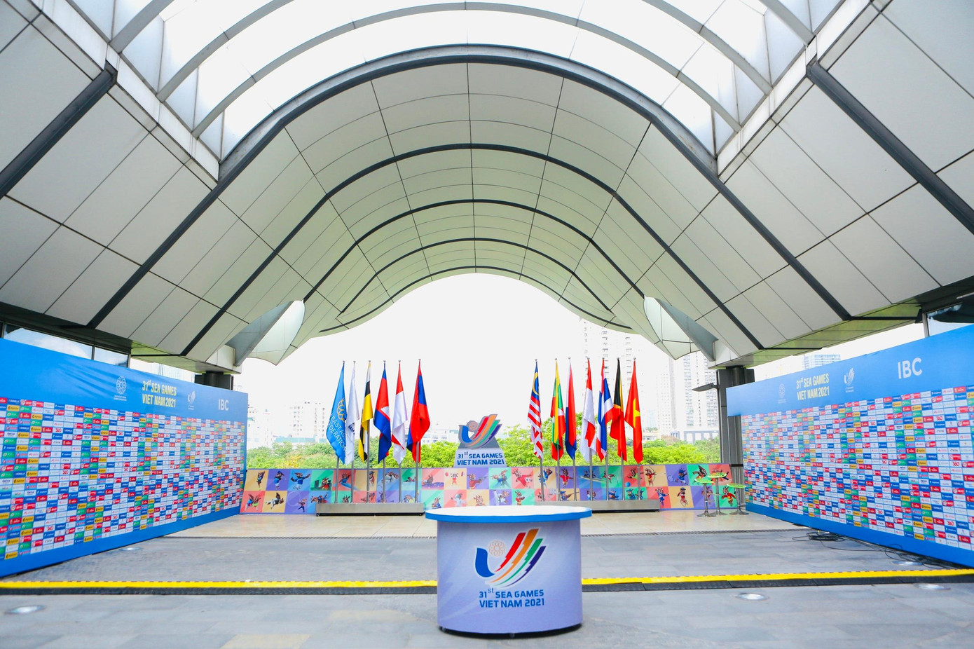 Nằm đối diện Trung tâm báo chí là Trung tâm truyền hình quốc tế (IBC - International Broadcasting Convention) có diện tích rộng hơn 3.000 m2.