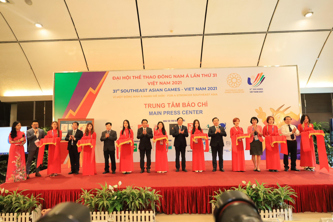 Thứ trưởng Bộ VHTTDL – Phó trưởng ban thường trực BTC SEA Games 31 Hoàng Đạo Cương; Thứ trưởng Bộ Thông tin và Truyền thông Phạm Anh Tuấn; Phó Chủ tịch UBND TP.Hà Nội Chử Xuân Dũng đã đến dự và cắt băng khai trương.