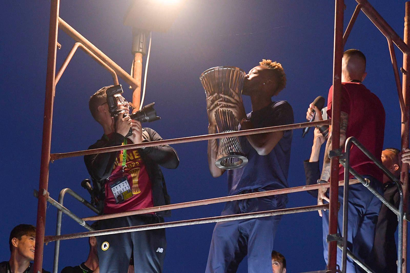 Dù trận chung kết Conference League giữa Roma và diễn ra ở Albania, nhưng có tới 50.000 CĐV của Roma đến sân nhà Olympico để theo dõi trận đấu qua màn hình lớn.