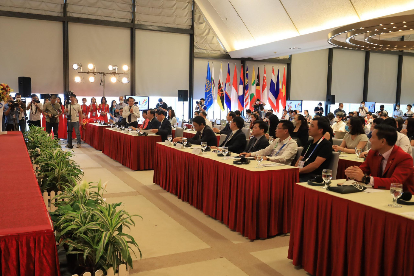 Trong các công trình quan trọng phục vụ SEA Games 31, Trung tâm Báo chí chính và Trung tâm Truyền hình quốc tế được xem như “trái tim” công tác truyền thông báo chí của Đại hội. Đây không chỉ là nơi tiếp đón, hướng dẫn, cung cấp các thông tin và dịch vụ cần thiết cho các phóng viên tác nghiệp, mà hơn thế, còn được xem là “mái nhà chung” của các phóng viên trong suốt tiến trình tham dự SEA Games 31.