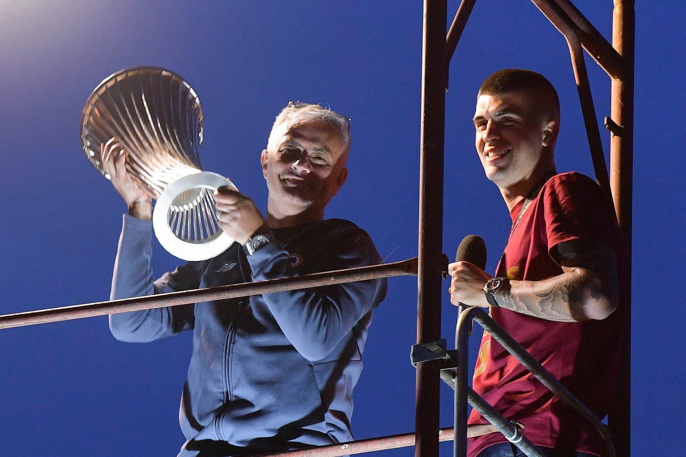 Thầy trò HLV Mourinho nhận được sự chào đón nồng nhiệt và hân hoan từ người hâm mộ quê nhà.