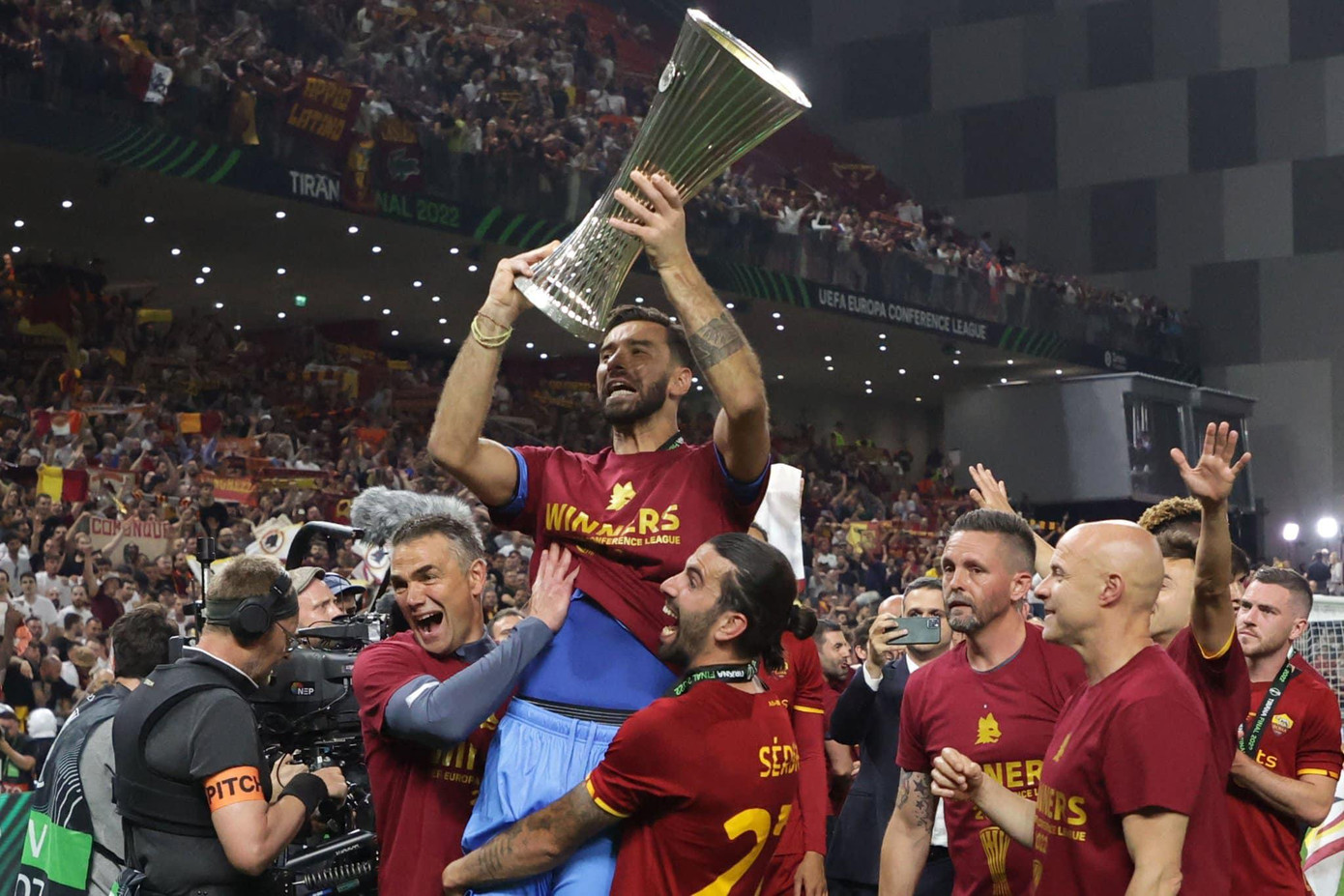 Roma có cái kết đẹp sau mùa giải 2021/2022 đầy vất vả.