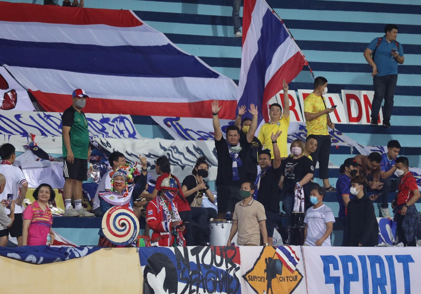 Hội cổ động viên Nam Định đã chuẩn bị cờ, băng rôn, khẩu hiệu, kèn, trống... để cổ vũ các đội thi đấu một cách tốt nhất.