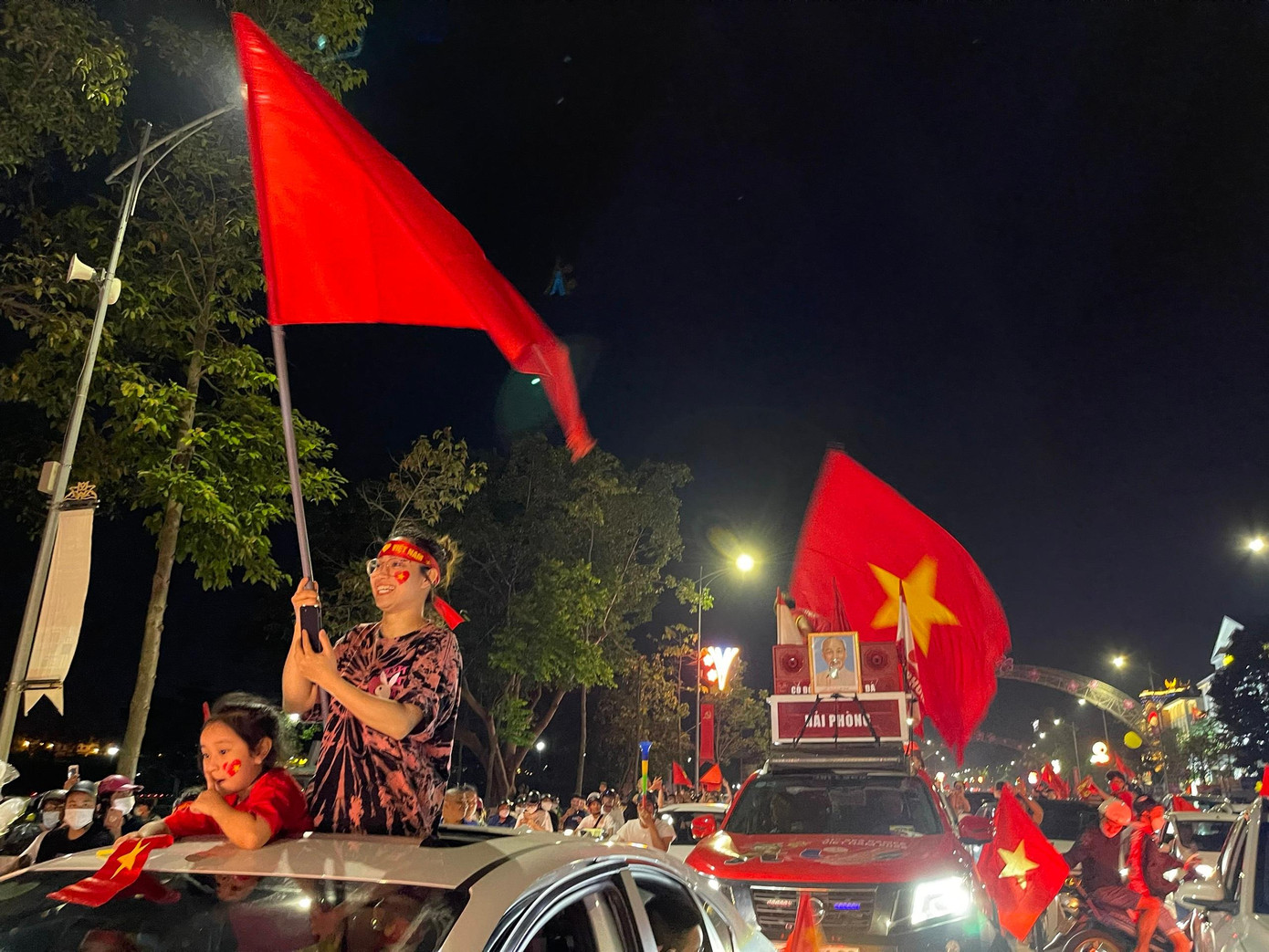 Ngay sau khi trận đấu giữa U23 Việt Nam và U23 Malaysia kết thúc, rất đông cổ động viên đã đổ ra đường đi “bão”. Tiếng hò reo “Việt Nam vô địch” vang lên khắp các nẻo đường.