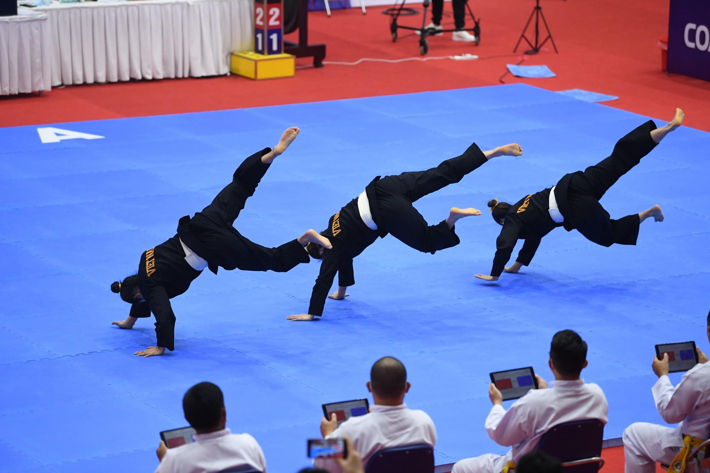 Bộ ba Nguyễn Thị Huyền, Nguyễn Thị Thu Hà và Vương Thị Bình bước vào nội dung quyền tập thể nữ với nhiều áp lực sau khi pencak silat Việt Nam đã thất bại ở 5 nội dung thi đấu trước đó.