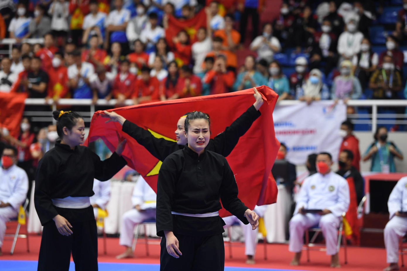 Thu Hà xúc động, oà khóc với tấm HCV ở nội dung quyền biểu diễn đồng đội.