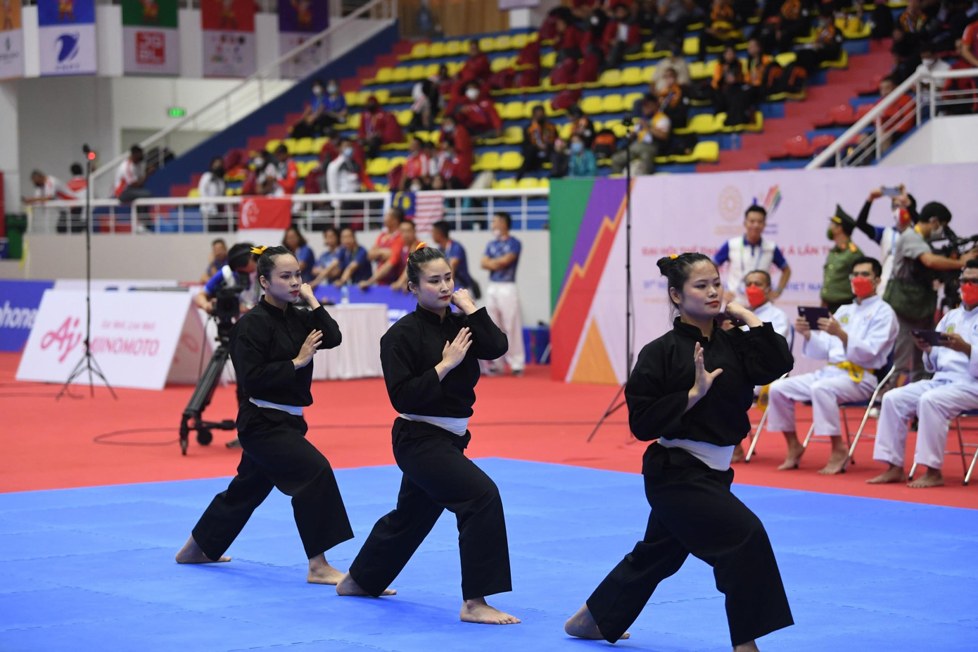 Những tràng pháo tay từ khắp các khán đài nhà thi đấu Bắc Từ Liêm đã tạo động lực, tinh thần thi đấu cho các VĐV.