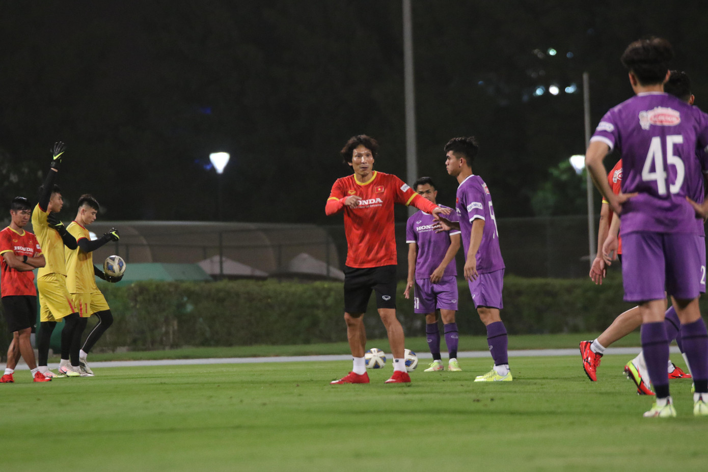 Nhằm giúp các cầu thủ làm quen với khung giờ thi đấu tại VCK U23 châu Á 2022, HLV Gong Oh-kyun đã tiến hành buổi tập của đội bắt đầu từ 19h giờ địa phương (22h giờ Việt Nam).