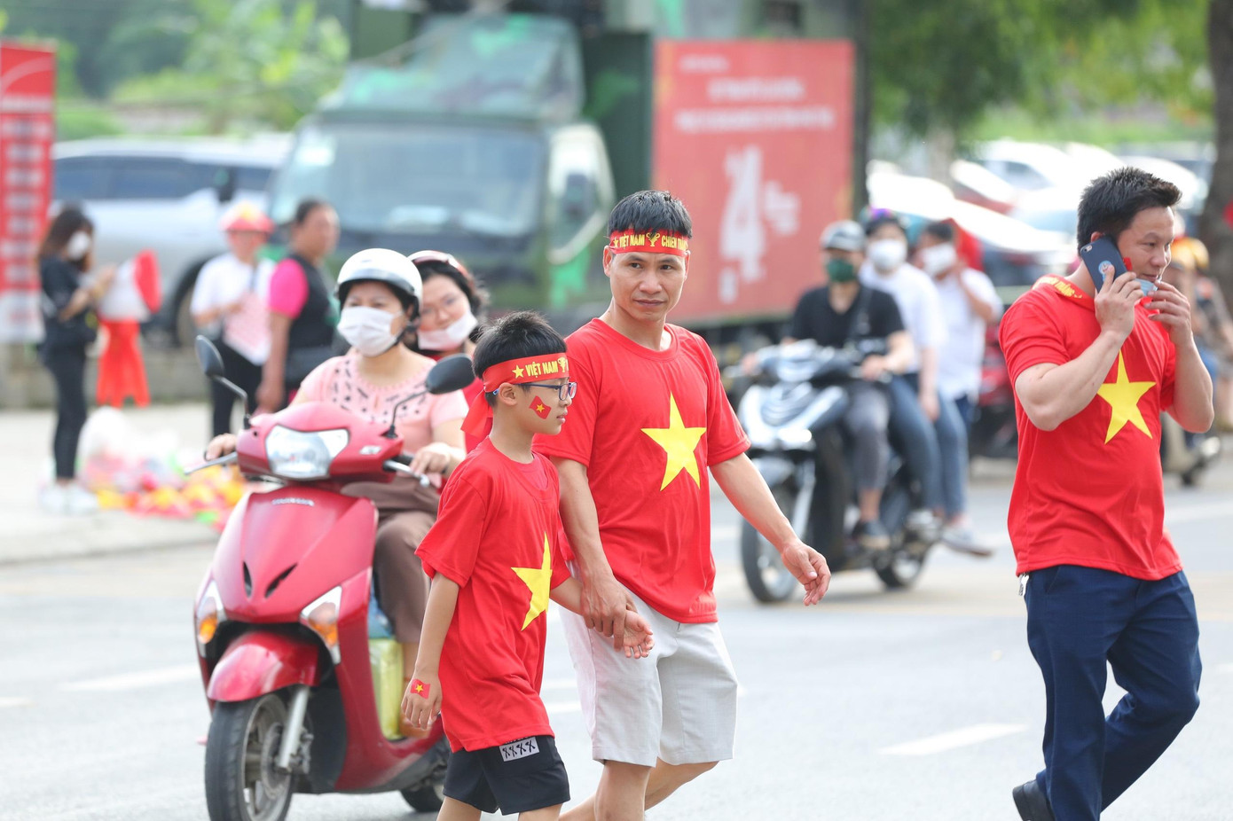 Người già, trẻ nhỏ...đều hào hứng xem U23 thi đấu, tạo nên bầu không khí sôi động bên ngoài sân vận động Việt Trì trước giờ bóng lăn.