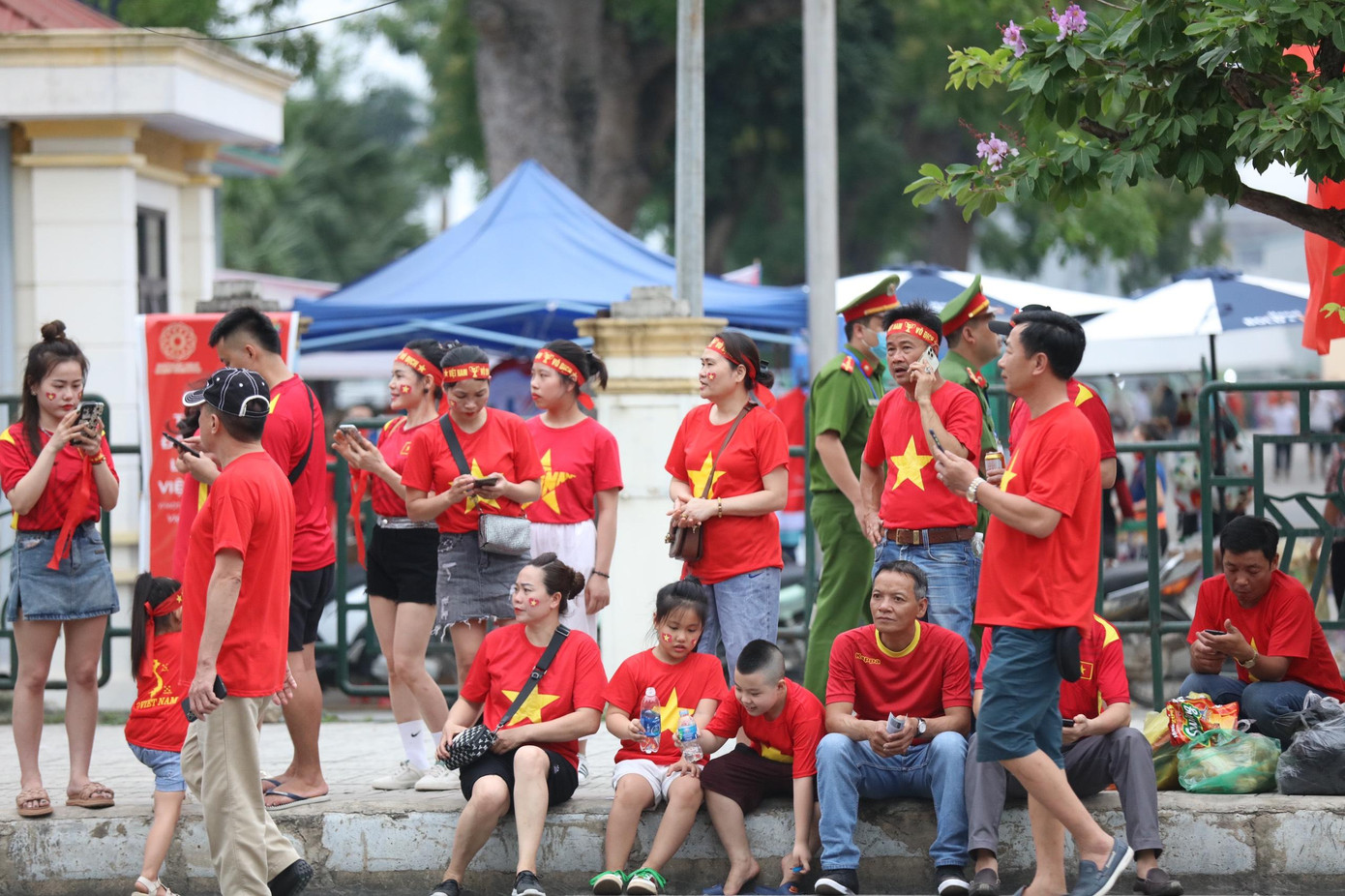 Trước giờ thi đấu, hàng ngàn cổ động viên đã đổ về sân Việt Trì chờ đến giờ bóng lăn trận U23 Việt Nam gặp U23 Malaysia.