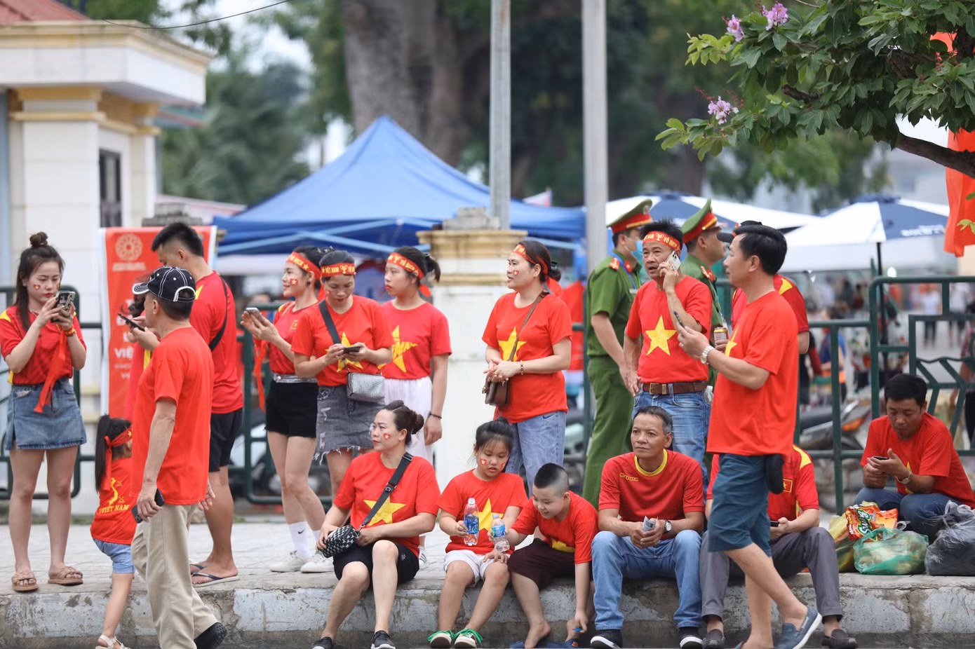 Trước giờ thi đấu, hàng ngàn cổ động viên đã đổ về sân Việt Trì chờ đến giờ bóng lăn trận U23 Việt Nam gặp U23 Malaysia.