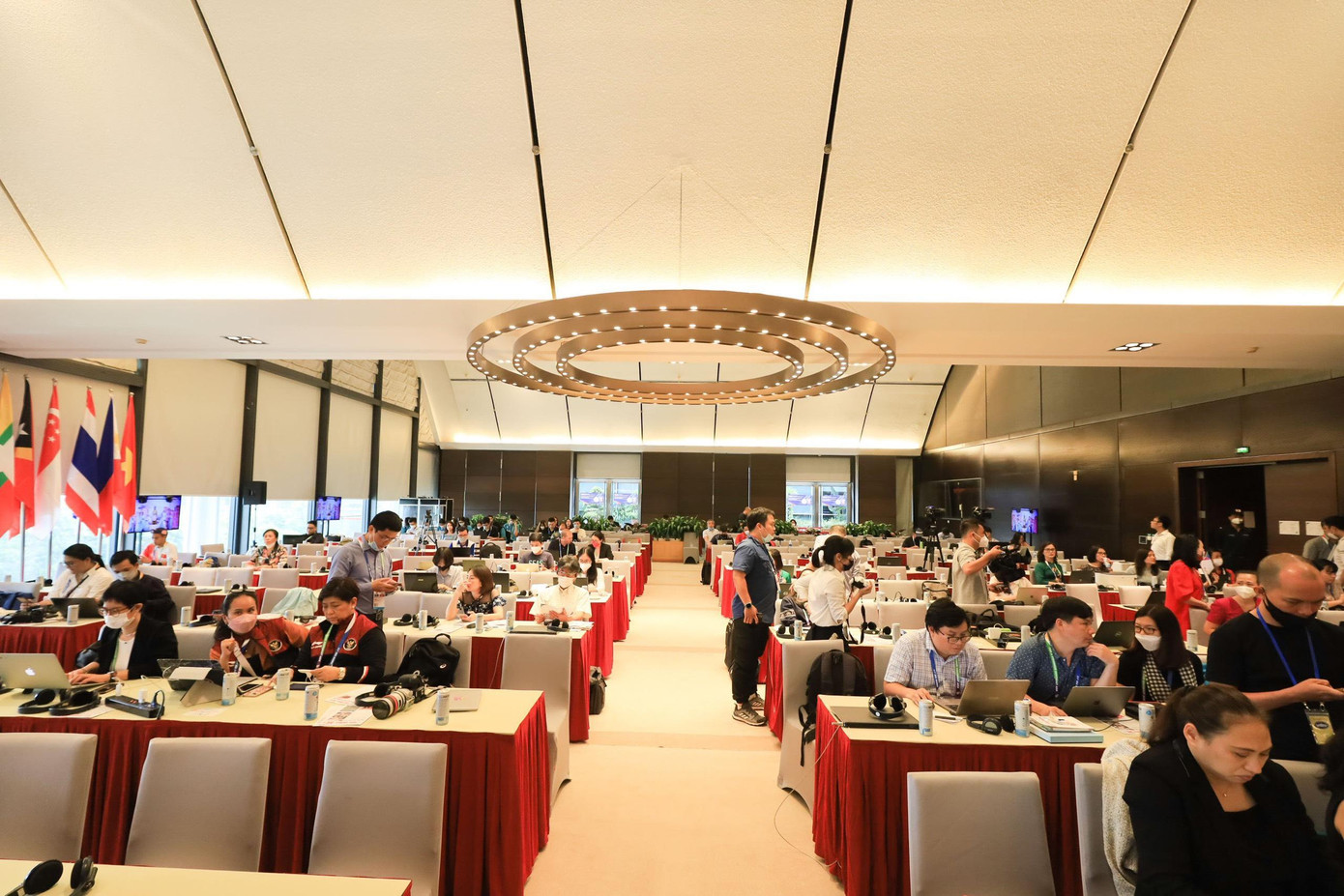 Nằm tại tầng 3 Trung tâm Hội nghị Quốc gia (quận Nam Từ Liêm, Hà Nội), Trung tâm Báo chí SEA Games 31 (MPC - Media Press Center) có diện tích sàn gần 600 m2 với đầy đủ các phòng chức năng nhằm đáp ứng nhu cầu tác nghiệp, sản xuất tin bài của phóng viên trong nước và quốc tế.