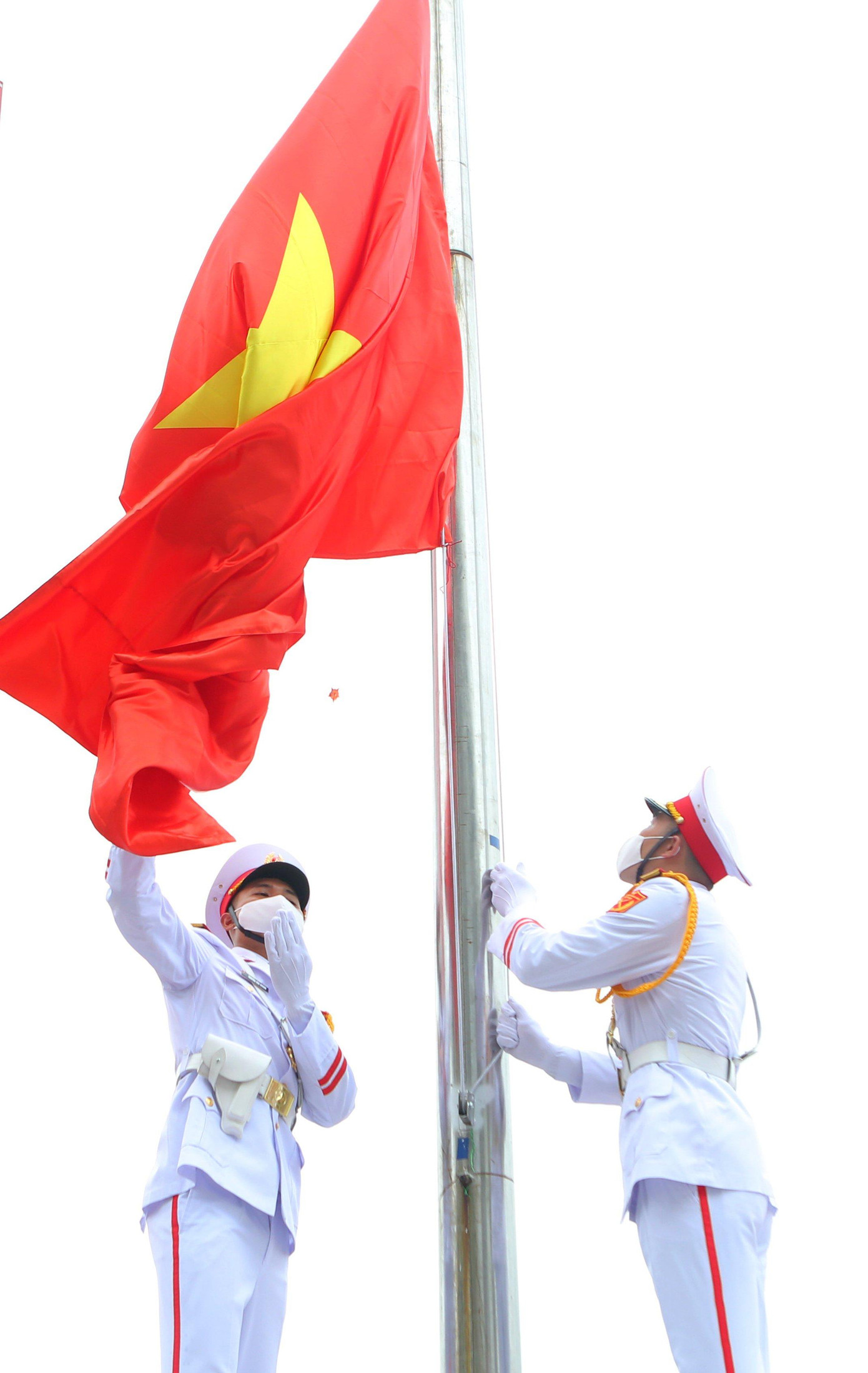 Đại diện Đoàn nghi lễ Quân đội đã chia sẻ, công tác tập luyện, chuẩn bị đối với buổi lễ được diễn ra nhiều ngày qua và hiện tại các cán bộ chiến sĩ của đoàn trong đội nghi lễ đã tập thành thục quốc thiều 11 quốc gia cũng như tập luyện chính xác các động tác về nghi lễ khi thượng cờ.