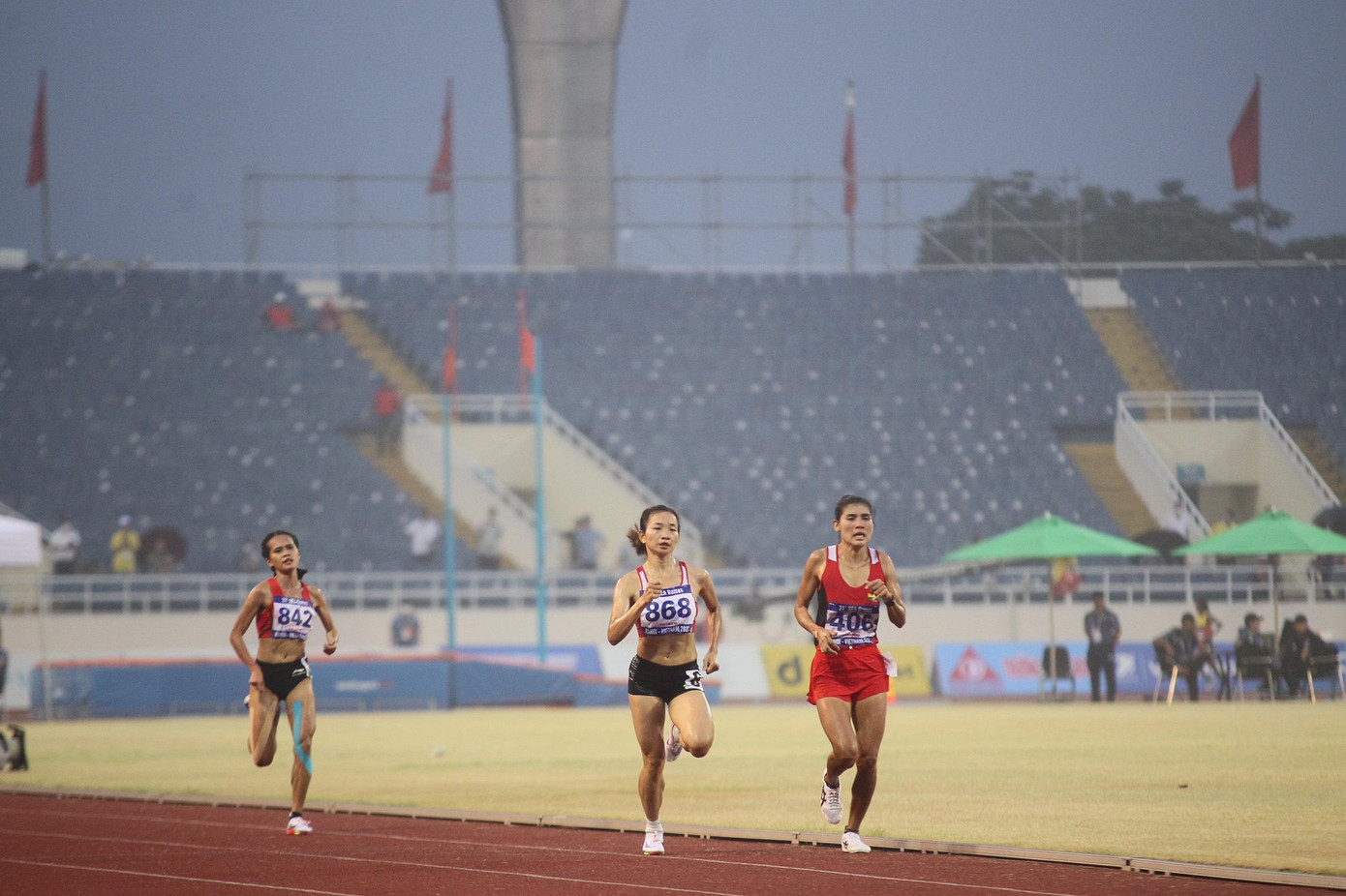 Vào buổi sáng cùng ngày, Nguyễn Thị Oanh đã xuất sắc giành HCV nội dung 1.500m nữ.