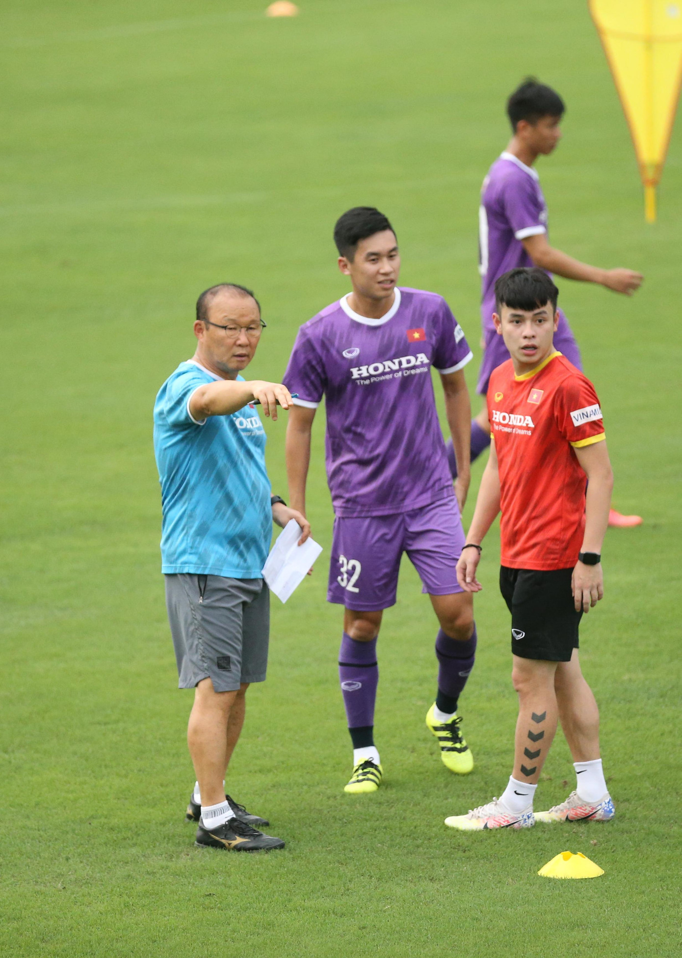 Theo kế hoạch, ĐT Việt Nam sẽ tập thêm một buổi tại Hà Nội vào chiều nay, sau đó ngày 28/5 di chuyển vào TP.HCM. Đội sẽ có thêm 3 buổi tập ở TP.HCM trước khi đối đầu với Afghanistan vào lúc 19h00 ngày 1/6 trên sân Thống Nhất. Theo kế hoạch, ĐT Việt Nam sẽ tập thêm một buổi tại Hà Nội vào chiều nay, sau đó ngày 28/5 di chuyển vào TP.HCM. Đội sẽ có thêm 3 buổi tập ở TP.HCM trước khi đối đầu với Afghanistan vào lúc 19h00 ngày 1/6 trên sân Thống Nhất.