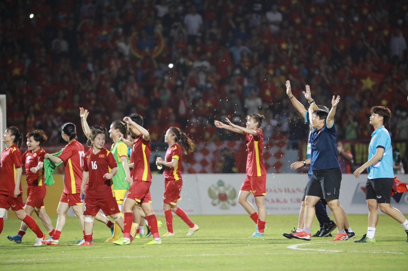 Chiến thắng này giúp thầy trò HLV Mai Đức Chung bảo vệ thành công tấm HCV SEA Games.