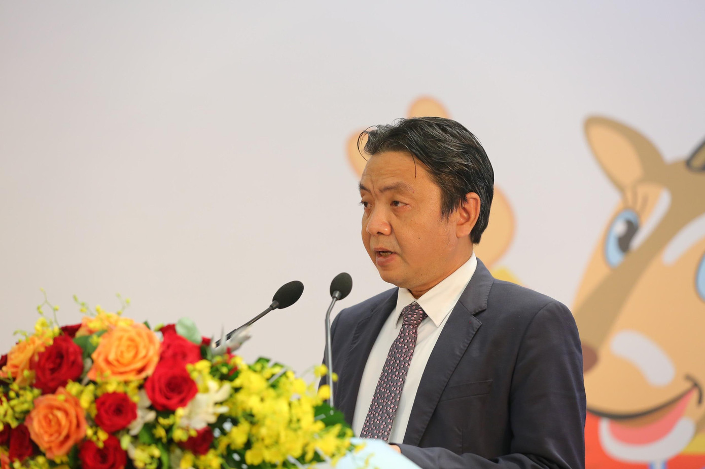 Phát biểu tại Lễ khai trương Trung tâm báo chí, Thứ trưởng Hoàng Đạo Cương nhấn mạnh, chỉ còn 3 ngày nữa, SEA Games 31 sẽ chính thức được khai mạc tại SVĐQG Mỹ Đình, nhưng các môn thi đấu đã lần lượt diễn ra từ 6/5. Chúng ta đã được chứng kiến bầu không khí hết sức sôi động tại các sân bóng đá Việt Trì, Thiên Trường; những trận đấu sôi nổi ở môn bóng ném bãi biển hay tấm huy chương vàng đầu tiên được trao ở môn nhảy cầu tại SEA Games 31.