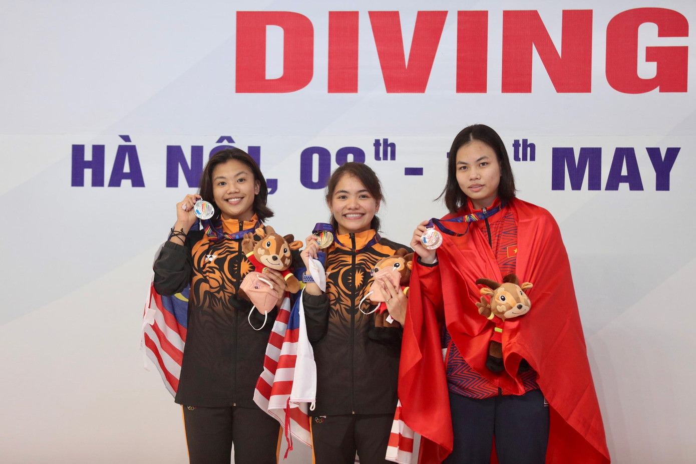 Ngô Phương Mai (phải) nhận HCĐ