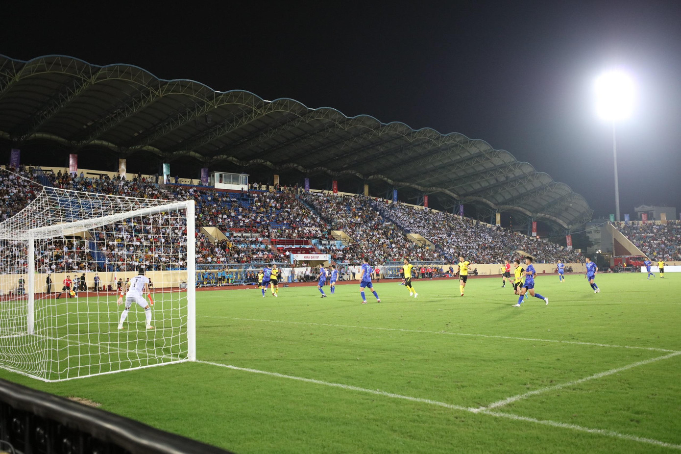 U23 Lào khởi đầu thuận lợi khi dẫn trước tới 2 bàn đến những phút cuối cùng, nhưng sự thiếu tập trung trong phòng ngự đã khiến U23 Lào đánh rơi chiến thắng đáng tiếc ở trận mở màn bảng B môn bóng đá nam SEA Games 31.