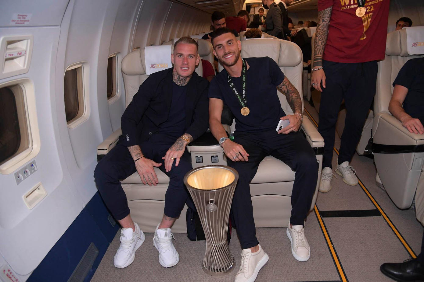 Chỉ vài giờ sau trận chung kết trên sân vận động Kombetare, Tirana (Albania), các tuyển thủ AS Roma đã lên chuyến bay trở về nước, mang theo chiếc Cúp Conference League đầu tiên trong lịch sử.