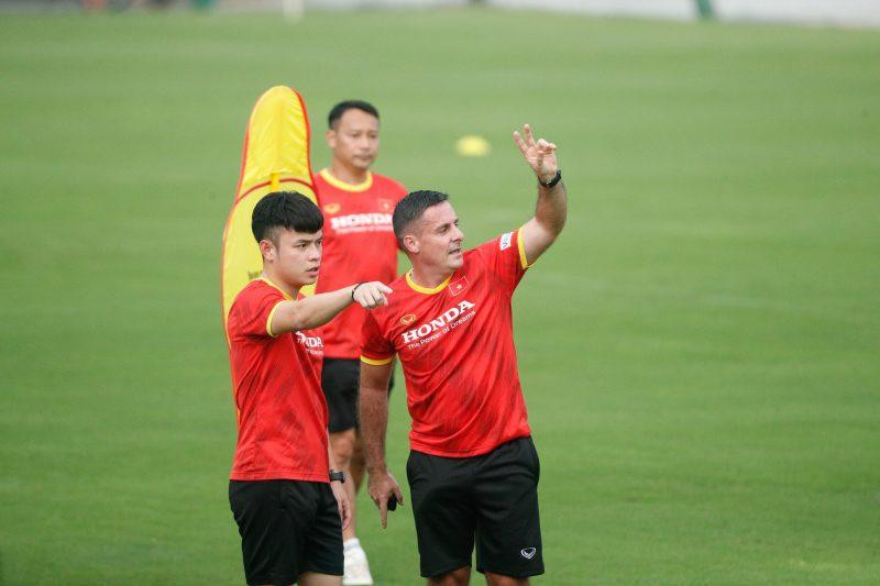 Xuyên suốt buổi tập, trong vai trò trợ lý thể lực (thay HLV Park Sung Gyun, đang làm nhiệm vụ với U23 Việt Nam tại VCK U23 châu Á 2022), HLV thể lực Cedric Rogers đã yêu cầu toàn đội, trong đó có 3 thủ môn cùng tập chung một giáo án. Xuyên suốt buổi tập, trong vai trò trợ lý thể lực (thay HLV Park Sung Gyun, đang làm nhiệm vụ với U23 Việt Nam tại VCK U23 châu Á 2022), HLV thể lực Cedric Rogers đã yêu cầu toàn đội, trong đó có 3 thủ môn cùng tập chung một giáo án.