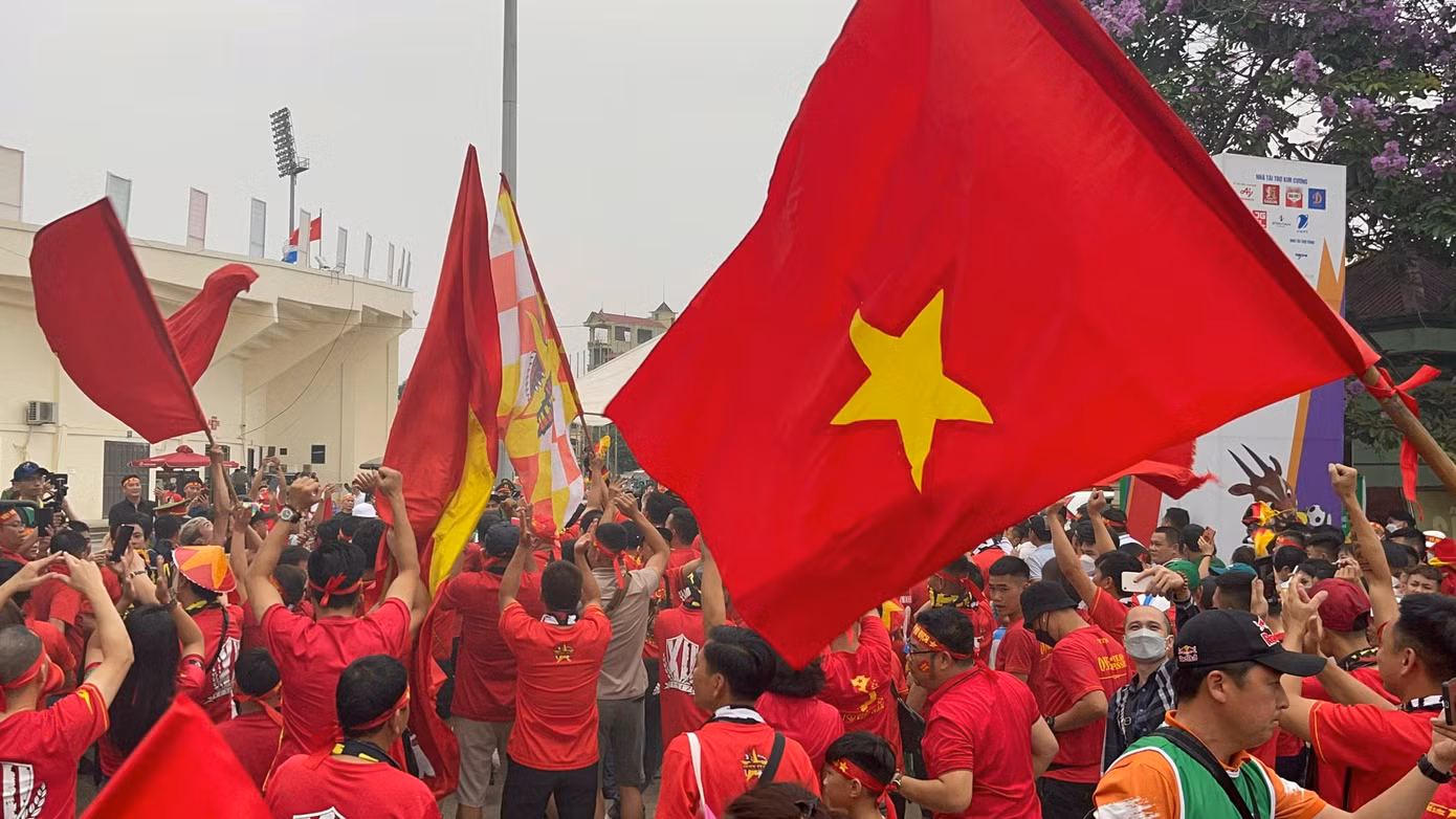 Sân Việt Trì được phủ kín bởi một màu đỏ rực rỡ.