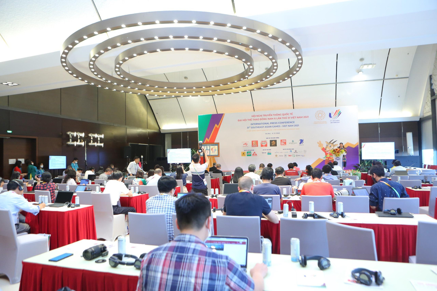 Trung tâm báo chí của SEA Games 31 cũng bố trí hệ thống truyền hình số, màn hình tivi cỡ lớn kết nối hiện trường, đáp ứng hệ thống máy in, máy photocopy hiện đại.