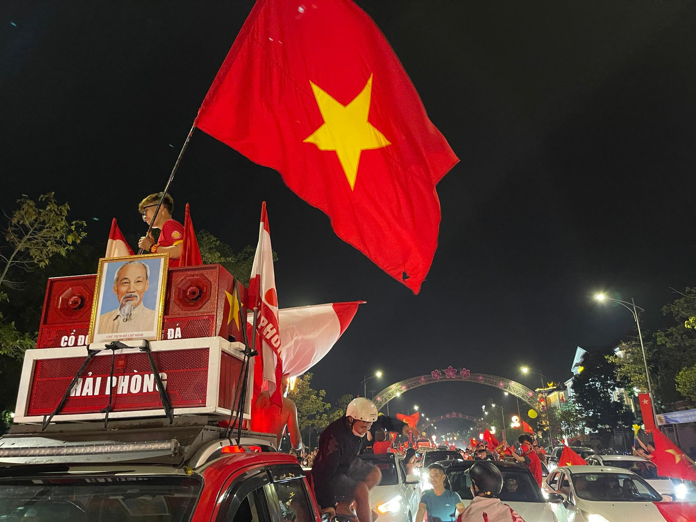 Cờ đỏ sao vàng tung bay trên khắp các tuyến phố.